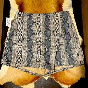 🐍🖤🔥NWT She+Sky Tran Boutique Snake Print Skort/Shorts